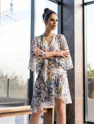 Editorial fotografado pelo melhor fotógrafo de Campo Largo e Curitiba, Michel Druziki. Modelo com conjunto estampado e jóias 