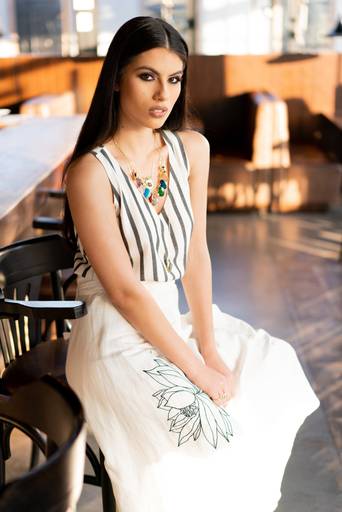 Editorial fotografado pelo melhor fotógrafo de Campo Largo e Curitiba, Michel Druziki. Modelo com saia branca bordada e jóias 