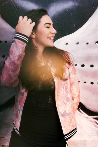 ensaio curitiba  menina 15 anos sorrindo de olhos fechados