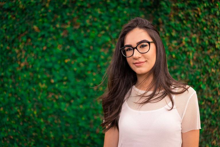 ensaio curitiba  menina 15 anos em frente a parede verde 