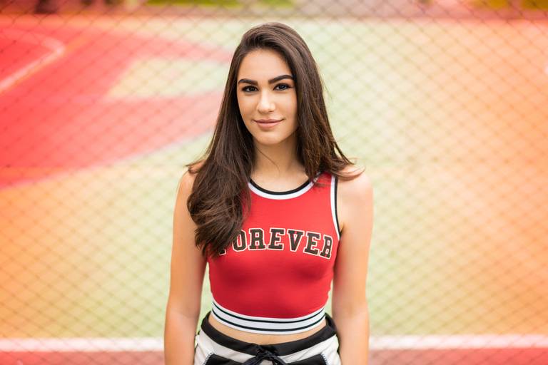 ensaio curitiba  menina 15 anos em frente a quadra de basquete 