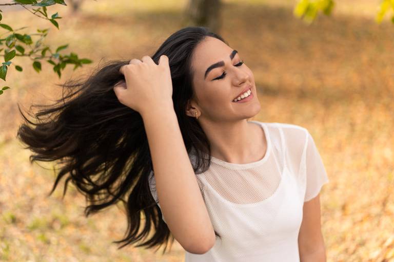 ensaio curitiba  menina 15 anos jogando o cabelo de olhos fechados