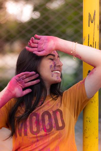 ensaio curitiba  menina 15 anos com o rosto pintado de tinta