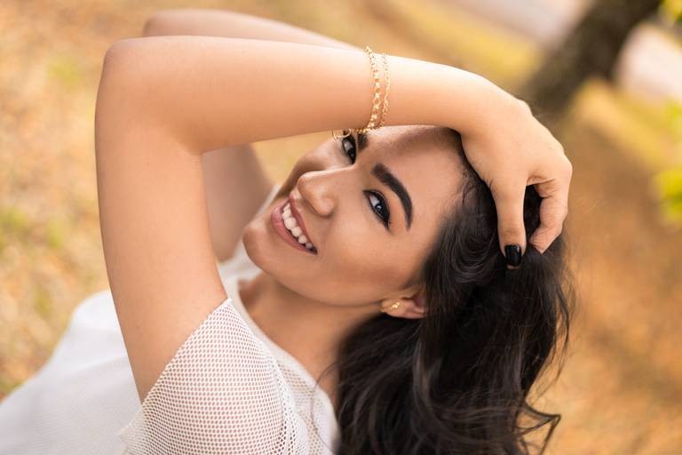 ensaio curitiba  menina 15 anos segurando o cabelo de olhos fechados