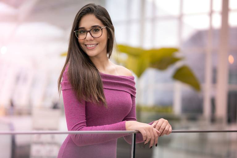 Michel druziki melhor fotografo de curitiba e campo largo ensaio externo de 15 anos, menina de vestido rosa no shopping
