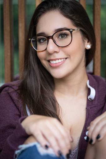 Michel druziki melhor fotografo de curitiba e campo largo ensaio externo de 15 anos, menina sorrindo de óculos 