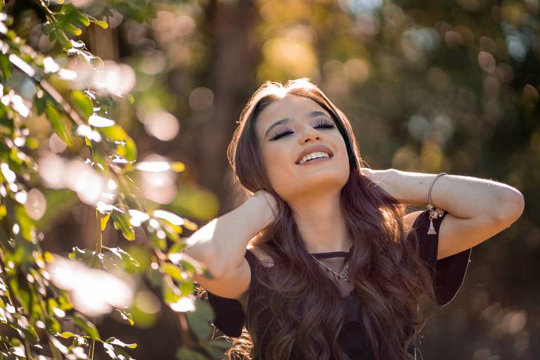 Michel druziki melhor fotografo de curitiba e campo largo ensaio externo de 15 anos, menina sorrindo com as mãos na cabeça de olhos fechados