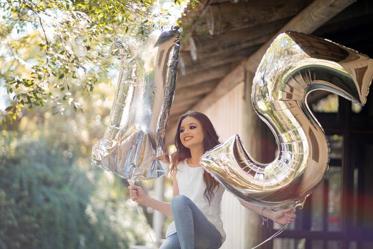 Michel druziki melhor fotografo de curitiba e campo largo ensaio externo de 15 anos, menina com balão sorrindi