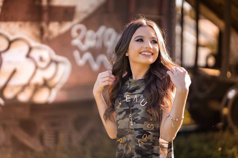 Michel druziki melhor fotografo de curitiba e campo largo ensaio externo de 15 anos, menina em frente ao trem