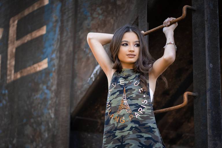 Michel druziki melhor fotografo de curitiba e campo largo ensaio externo de 15 anos, menina apoiada no vagão do trem