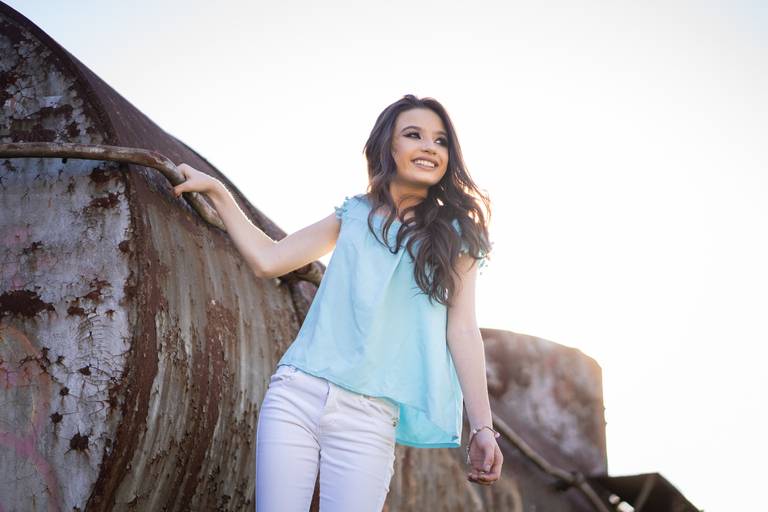 Michel druziki melhor fotografo de curitiba e campo largo ensaio externo de 15 anos, menina apoiada no vagão do trem