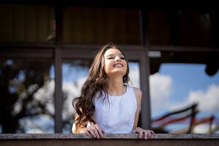 Michel druziki melhor fotografo de curitiba e campo largo ensaio externo de 15 anos, menina sorrindo com os olhos fechados