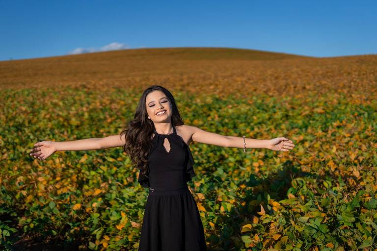 Michel druziki melhor fotografo de curitiba e campo largo ensaio externo de 15 anos, menina na plantação, céu azul 