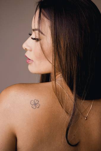 ensaio em estudio curitiba modelo com tatuagem trevo de quatro folhas