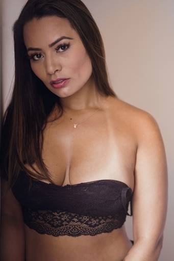 ensaio em estudio curitiba modelo com alça do sutiã caindo