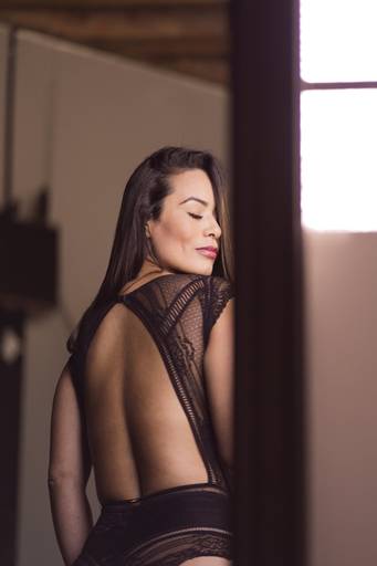 ensaio em estudio curitiba modelo de costas para o espelho