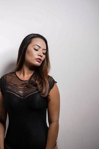 ensaio em estudio curitiba modelo de body preto com renda