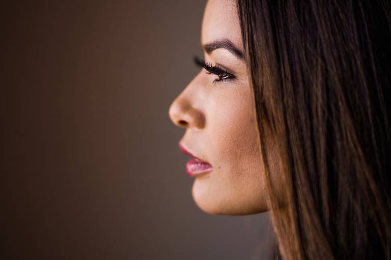 ensaio em estudio curitiba modelo olhando para a luz