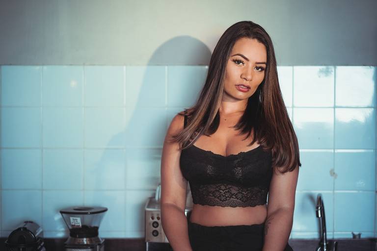 ensaio em estudio curitiba modelo sentada na bancada da cozinha