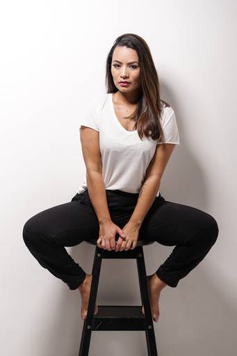 ensaio em estudio curitiba modelo sentada no banco