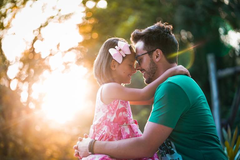 Ensaio da família Albach fotografado por um dos melhores fotógrafos do Brasil, Michel Druziki. Pai e filha com a testa e nariz encostados, por do sol