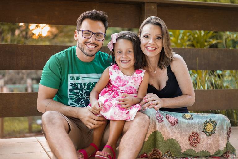 Ensaio da família Albach fotografado por um dos melhores fotógrafos do Brasil, Michel Druziki. Família sentada no chão sorrindo