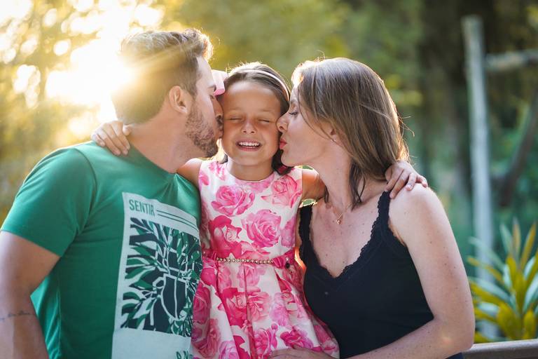 Ensaio da família Albach fotografado por um dos melhores fotógrafos do Brasil, Michel Druziki. Pais beijando a filha