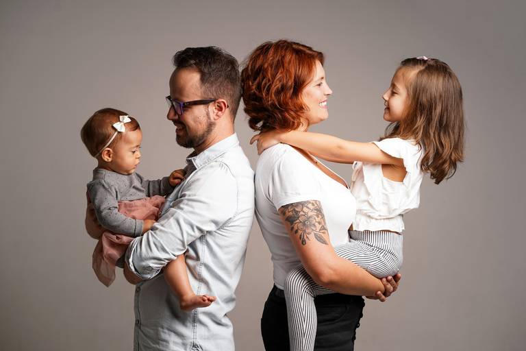 Michel druziki melhor fotografo de curitiba e campo largo ensaio em família em estudio, pais com as filhas no colo