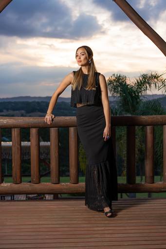 Michel Druziki melhor fotógrafo de campo largo e Curitiba modelo de preto na varanda