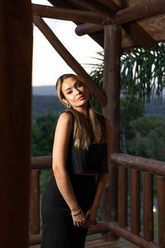 Michel Druziki melhor fotógrafo de campo largo e Curitiba modelo de preto na varanda