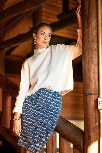 Michel Druziki melhor fotógrafo de campo largo e Curitiba modelo de saia e blusa de lã ensaio feminino dentro de casa 