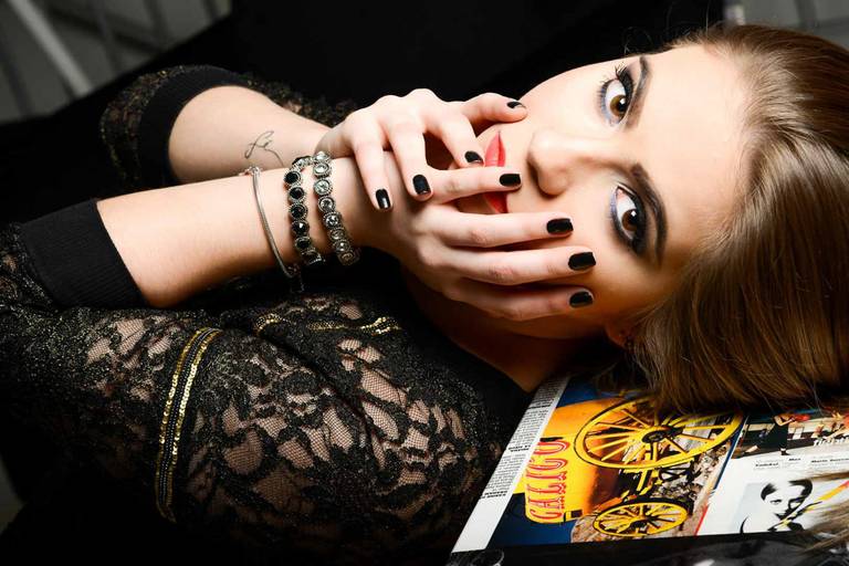 Ensaio em estúdio fundo colorido, fotografado pelo melhor fotógrafo de Curitiba e Campo Largo, Michel Druziki.