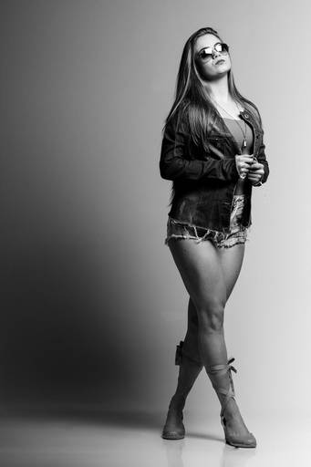 Ensaio feminino em estúdio, fotografado pelo melhor fotógrafo de Curitiba e Campo Largo, Michel Druziki.