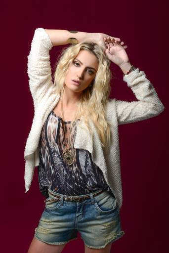 Ensaio feminino em estúdio com fundo colorido, marsala, fotografado pelo melhor fotógrafo de Curitiba e Campo Largo, Michel Druziki.