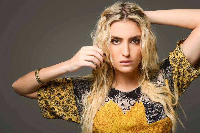 Ensaio feminino em estúdio, fotografado pelo melhor fotógrafo de Curitiba e Campo Largo, Michel Druziki.