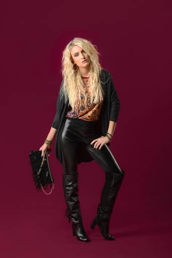 Ensaio feminino em estúdio com fundo colorido, marsala, fotografado pelo melhor fotógrafo de Curitiba e Campo Largo, Michel Druziki.