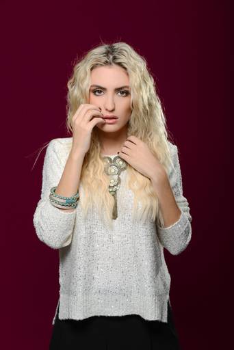 Ensaio feminino em estúdio com fundo colorido, marsala, fotografado pelo melhor fotógrafo de Curitiba e Campo Largo, Michel Druziki.