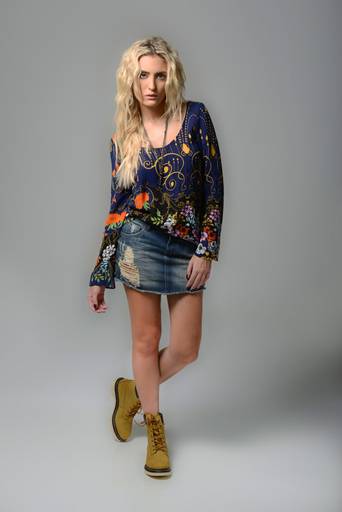 Ensaio feminino em estúdio, fotografado pelo melhor fotógrafo de Curitiba e Campo Largo, Michel Druziki.