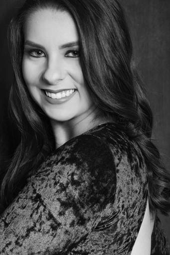 Ensaio feminino Carol Portella estúdio em Campo Largo, pelo melhor fotógrafo de Curitiba e Campo Largo, Michel Druziki.