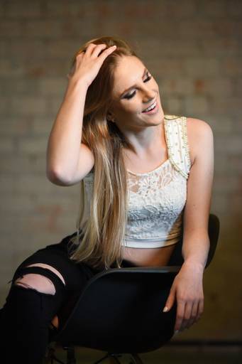 Ensaio feminino no estúdio, fotografado pelo melhor fotógrafo de Curitiba e Campo Largo, Michel Druziki.