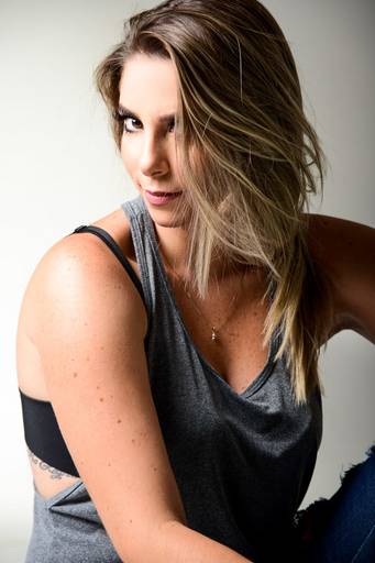 Ensaio feminino Fernanda Stocco no estúdio, fotografado pelo melhor fotógrafo de Curitiba e Campo Largo, Michel Druziki.