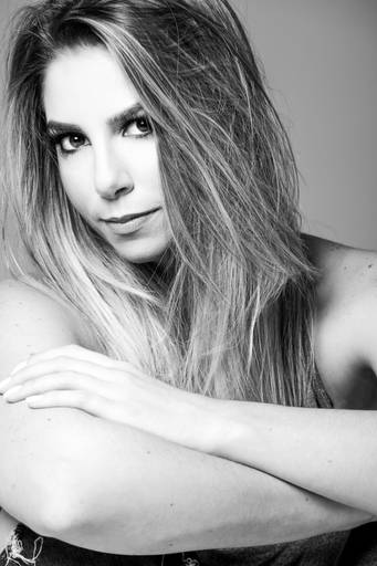 Ensaio feminino Fernanda Stocco no estúdio, fotografado pelo melhor fotógrafo de Curitiba e Campo Largo, Michel Druziki.