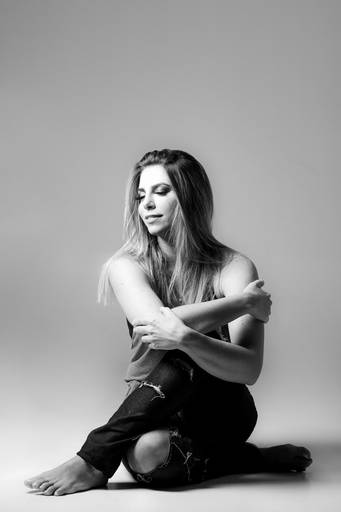 Ensaio feminino Fernanda Stocco no estúdio, fotografado pelo melhor fotógrafo de Curitiba e Campo Largo, Michel Druziki.