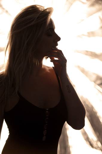 Ensaio sensual Jaque Pissaia no estúdio, fotografado pelo melhor fotógrafo de Curitiba e Campo Largo, Michel Druziki.