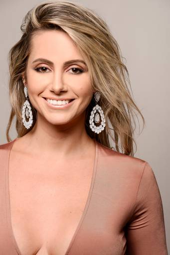 Ensaio sensual Jaque Pissaia no estúdio, fotografado pelo melhor fotógrafo de Curitiba e Campo Largo, Michel Druziki.