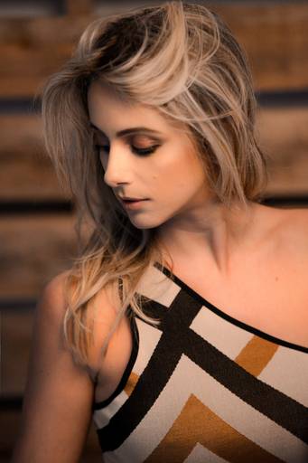 Ensaio sensual Jaque Pissaia no estúdio, fotografado pelo melhor fotógrafo de Curitiba e Campo Largo, Michel Druziki.