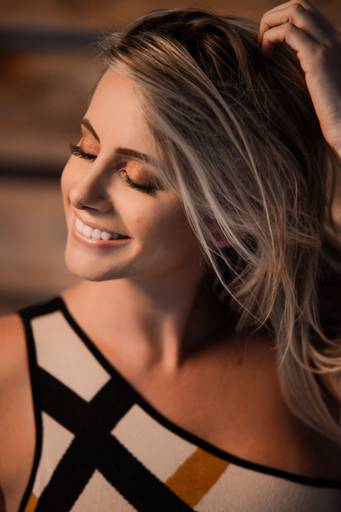 Ensaio sensual Jaque Pissaia no estúdio, fotografado pelo melhor fotógrafo de Curitiba e Campo Largo, Michel Druziki.