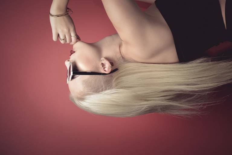 Ensaio feminino sensual, conceitual  Kauana Trojahn  fotografado pelo melhor fotógrafo de Curitiba e Campo Largo, Michel Druziki.