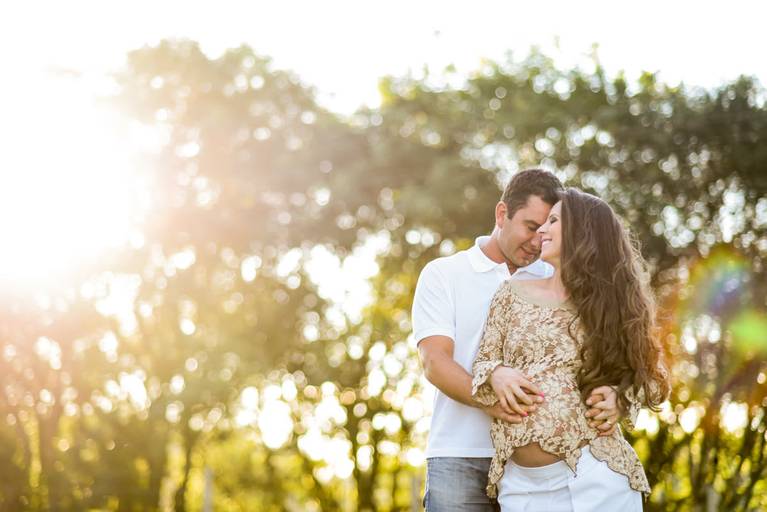Ensaio gestante com o marido no campo, pelo melhor fotógrafo de Curitiba e Campo Largo, Michel Druziki.