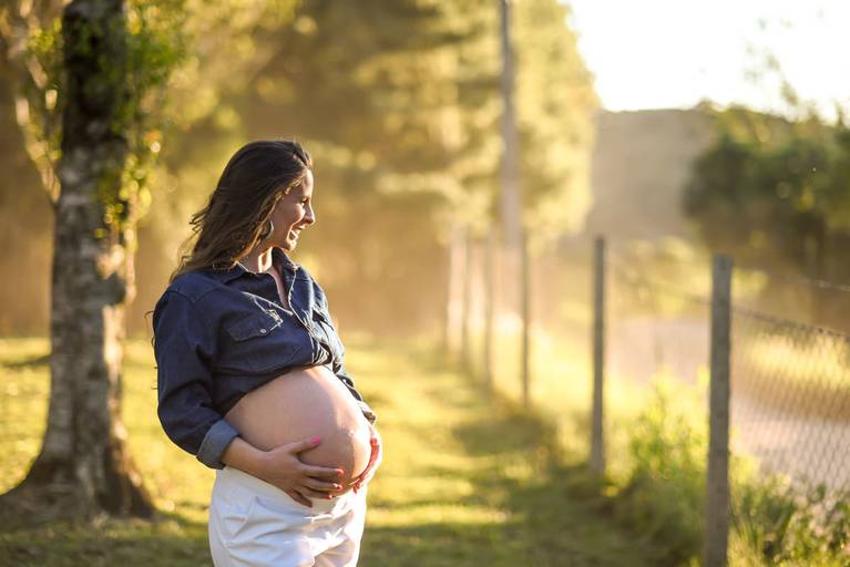 Ensaio gestante no campo, pelo melhor fotógrafo de Curitiba e Campo Largo, Michel Druziki.